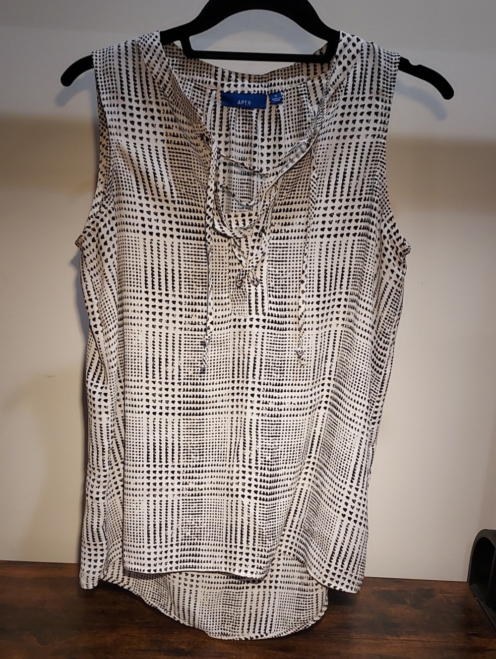Black and White Sleeveless Lace-Up Print Top